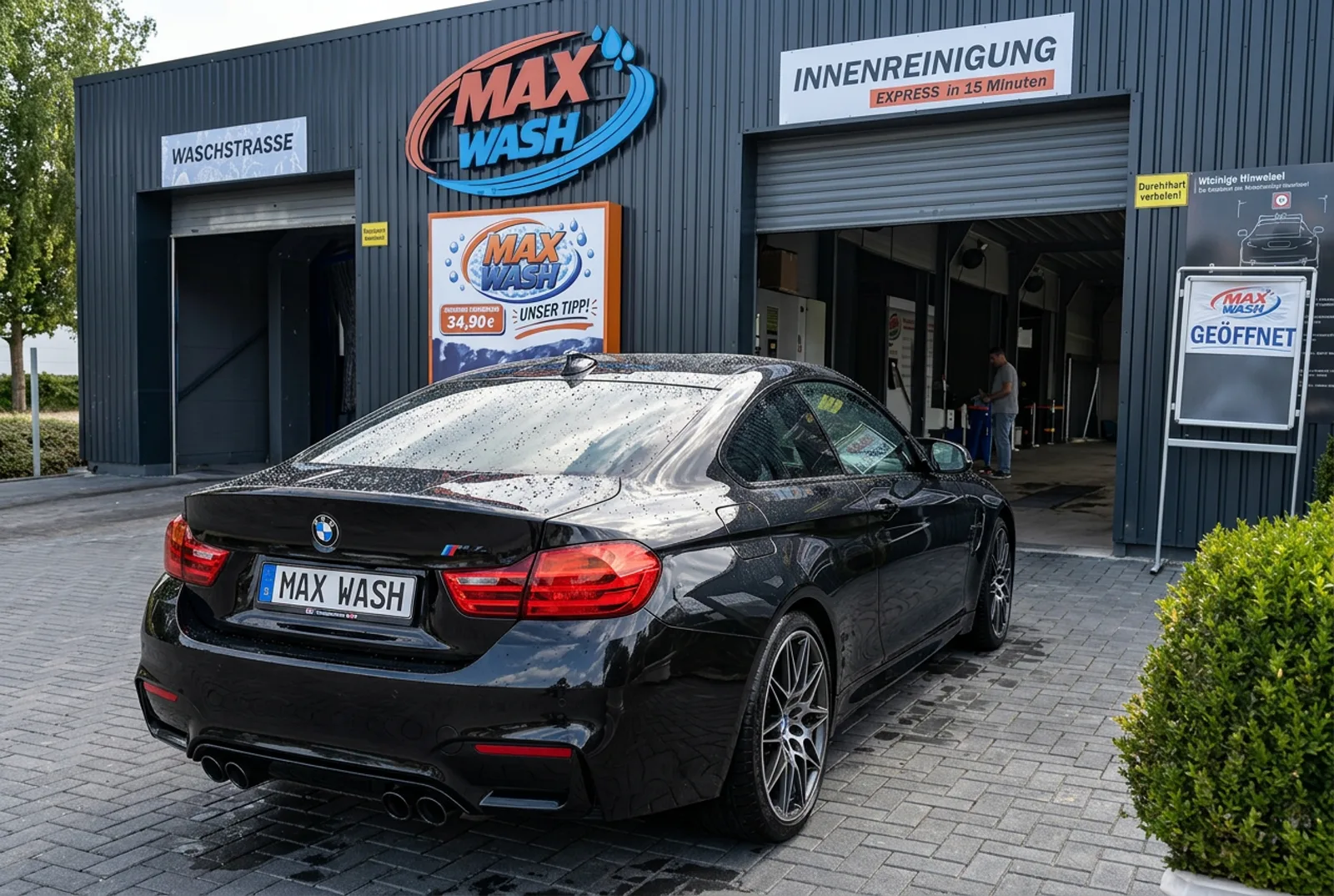 BMW M4 mit nassem Lack – Heckansicht am Standort