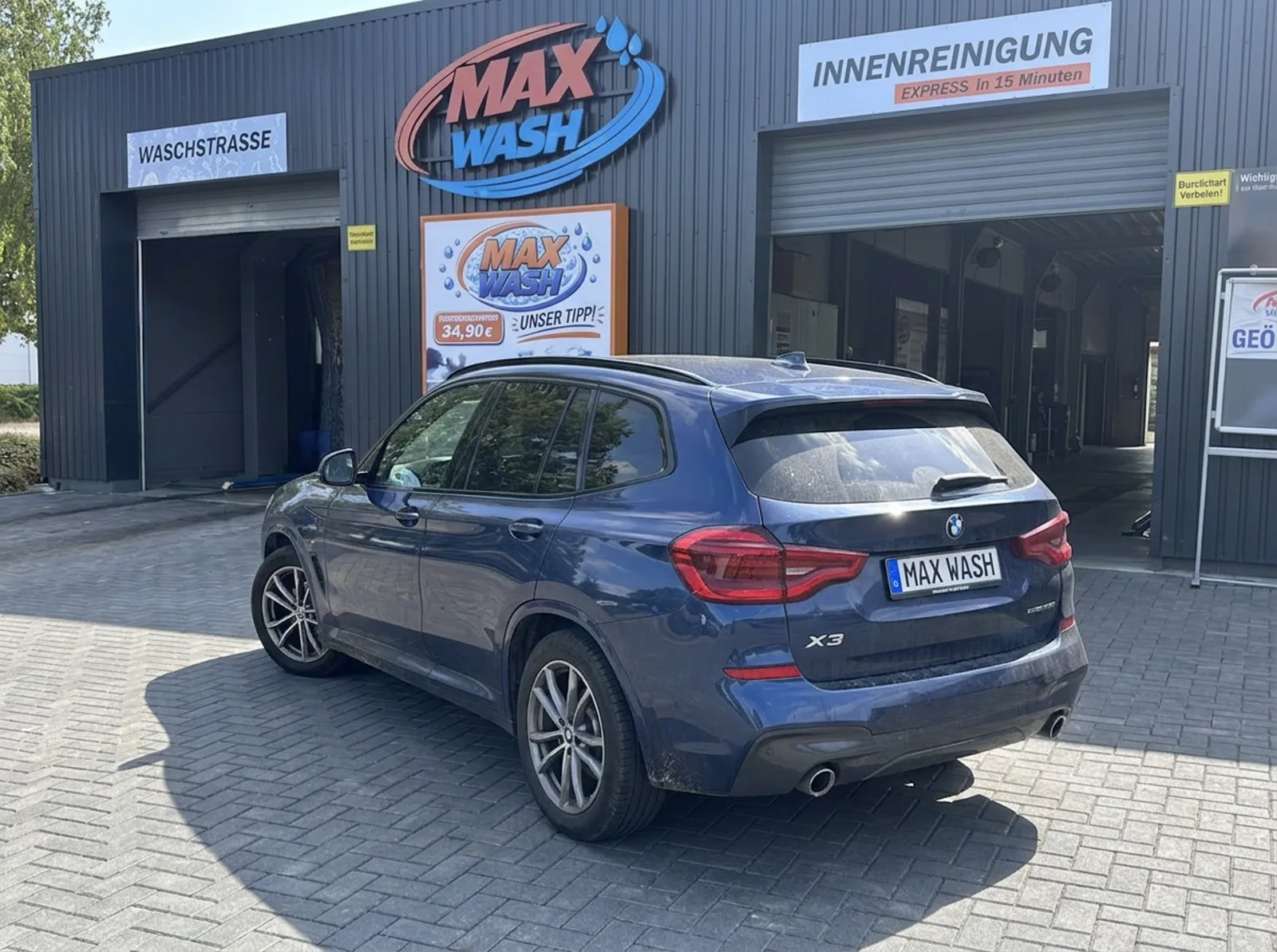 Fahrzeug auf dem Weg in die Textilwaschstraße