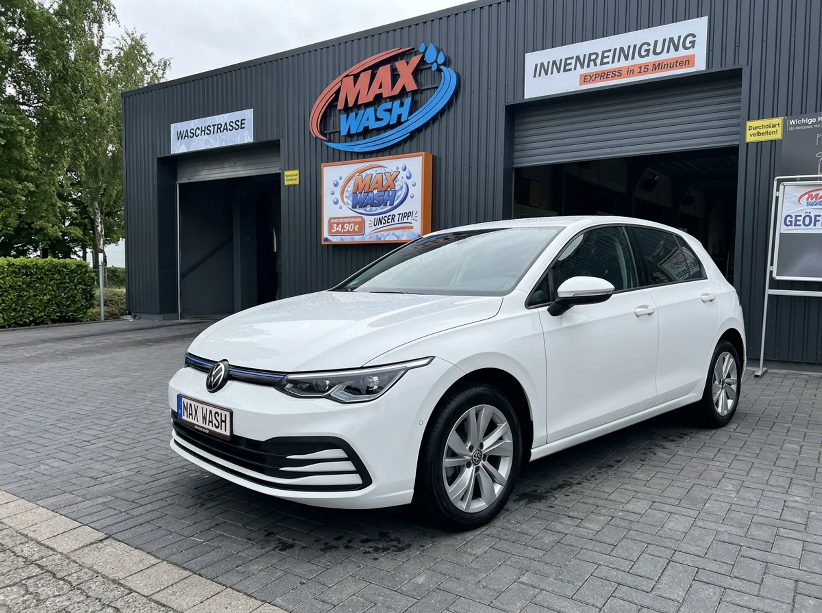 Frisch gewaschener VW Golf am Standort