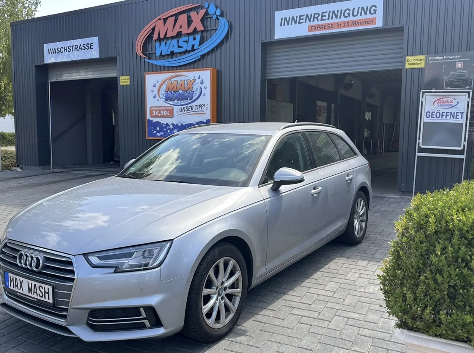 Audi Avant vor der Waschstraßen-Einfahrt