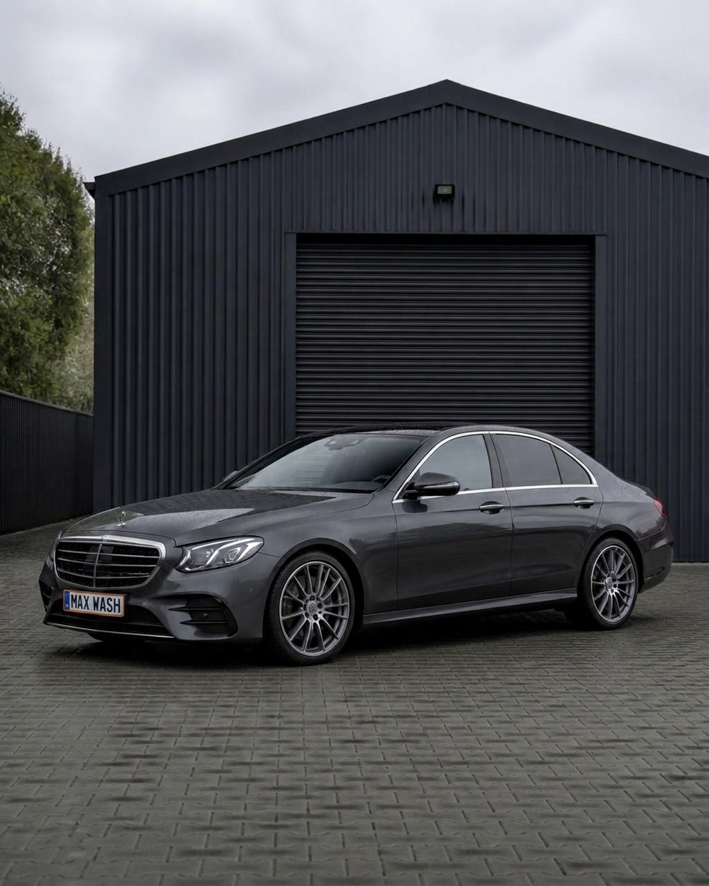 Sauberer Mercedes vor der Waschhalle von MAX WASH